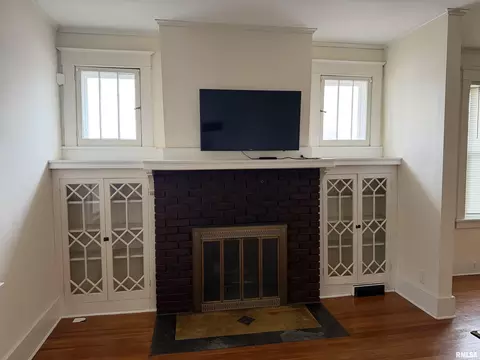 Living - 1101 N Walnut St, Springfield, IL 62702 photo 5 of 6