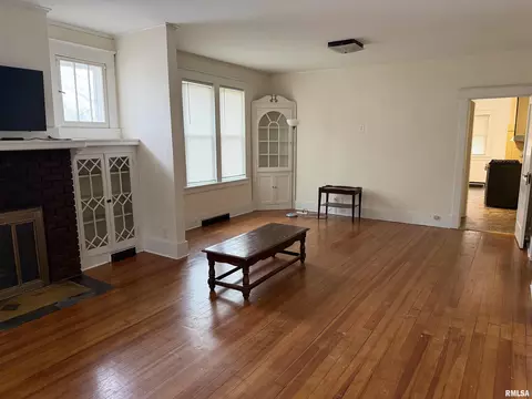 Living - 1101 N Walnut St, Springfield, IL 62702 photo 4 of 6
