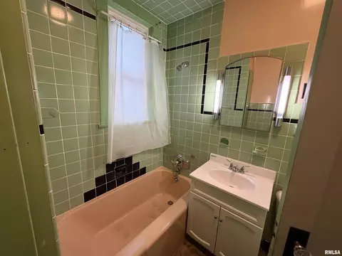 Bath - 1101 N Walnut St, Springfield, IL 62702 photo 1 of 5