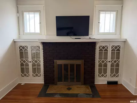 Living - 1101 N Walnut St, Springfield, IL 62702 photo 2 of 6