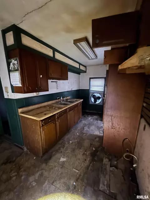 Kitchen - 1008 3rd St, Lincoln, IL 62656 photo 1 of 1
