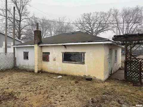 Exterior - 1008 3rd St, Lincoln, IL 62656 photo 6 of 6