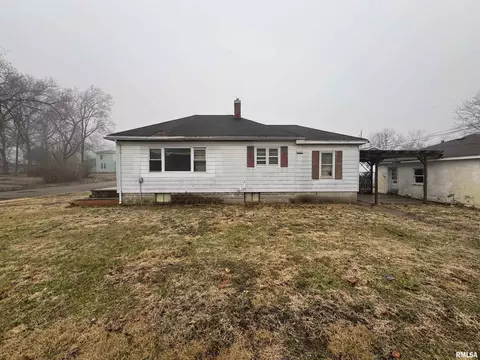 Exterior - 1008 3rd St, Lincoln, IL 62656 photo 3 of 6