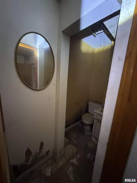 Bath - 1008 3rd St, Lincoln, IL 62656 photo 1 of 1