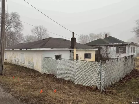 Exterior - 1008 3rd St, Lincoln, IL 62656 photo 5 of 6