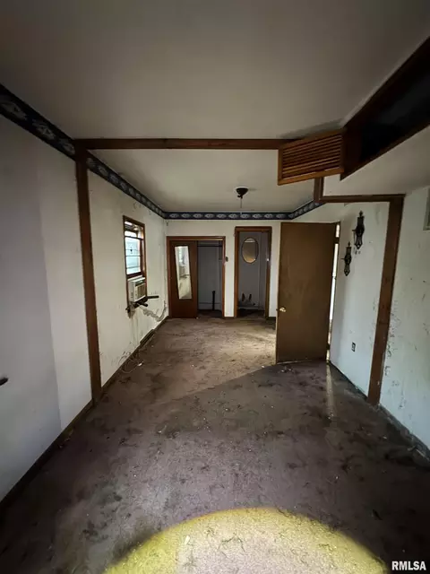 Entry Way - 1008 3rd St, Lincoln, IL 62656 photo 2 of 5