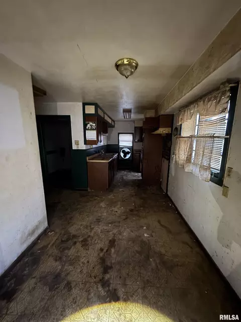Entry Way - 1008 3rd St, Lincoln, IL 62656 photo 1 of 5
