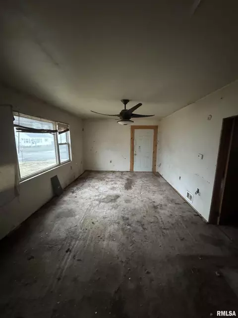 Living - 1008 3rd St, Lincoln, IL 62656 photo 1 of 1