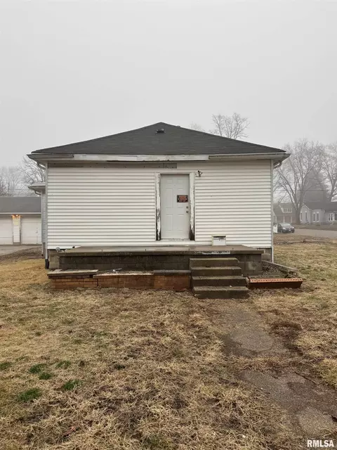 Exterior - 1008 3rd St, Lincoln, IL 62656 photo 2 of 6