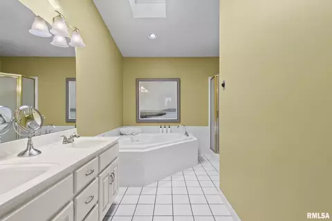 Bath - 3400 Briana Dr, Springfield, IL 62711 photo 2 of 5