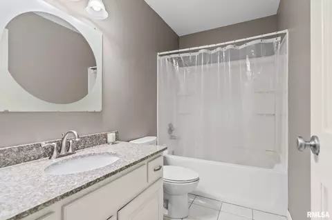 Bath - 3400 Briana Dr, Springfield, IL 62711 photo 4 of 5