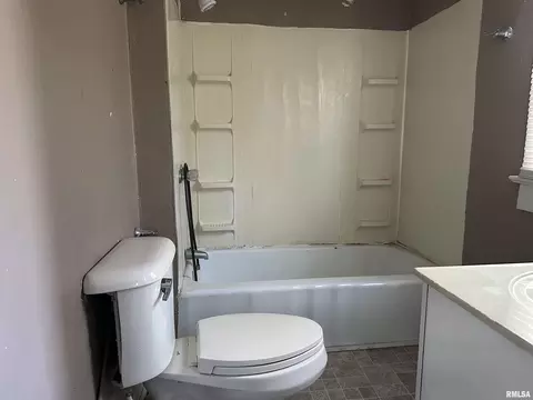 Bath - 1037 N Wesley St, Springfield, IL 62702 photo 2 of 2