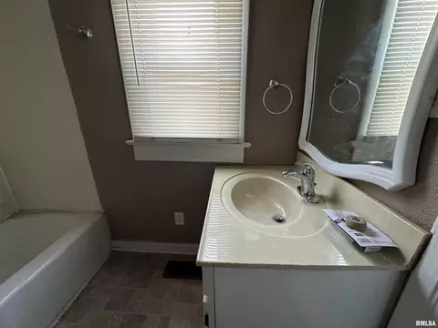 Bath - 1037 N Wesley St, Springfield, IL 62702 photo 1 of 2
