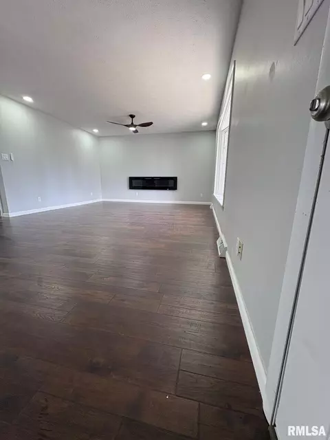 Living - 29 Andover Dr, Springfield, IL 62704 photo 2 of 5