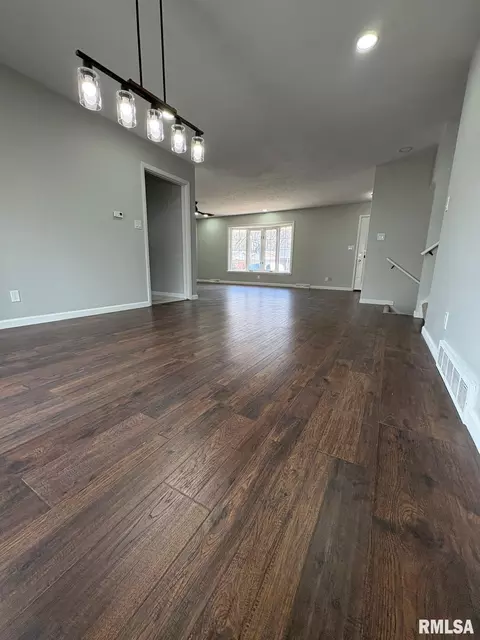 Living - 29 Andover Dr, Springfield, IL 62704 photo 4 of 5
