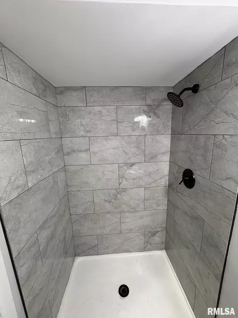 Bath - 29 Andover Dr, Springfield, IL 62704 photo 6 of 7