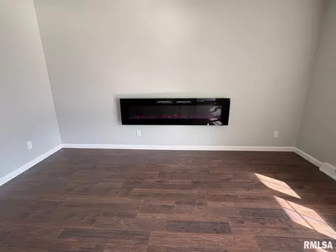 Living - 29 Andover Dr, Springfield, IL 62704 photo 1 of 5