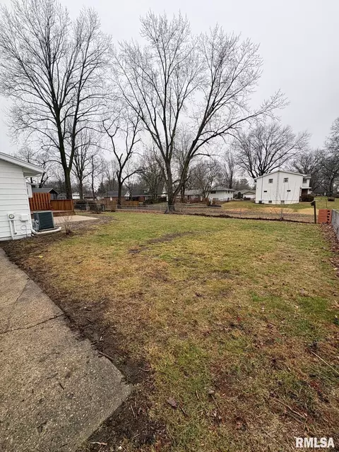 Exterior - 29 Andover Dr, Springfield, IL 62704 photo 6 of 8