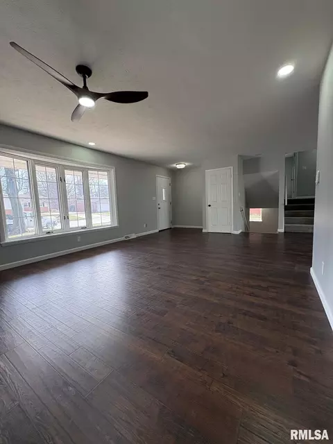 Living - 29 Andover Dr, Springfield, IL 62704 photo 3 of 5