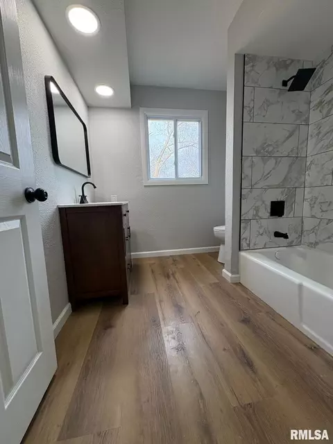 Bath - 29 Andover Dr, Springfield, IL 62704 photo 3 of 7
