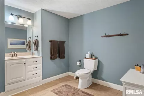 Bath - 1705 Interlacken Rd, Springfield, IL 62704 photo 5 of 6
