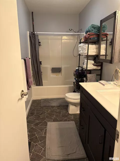 Bath - 128 Volare Ln, Springfield, IL 62703 photo 2 of 3