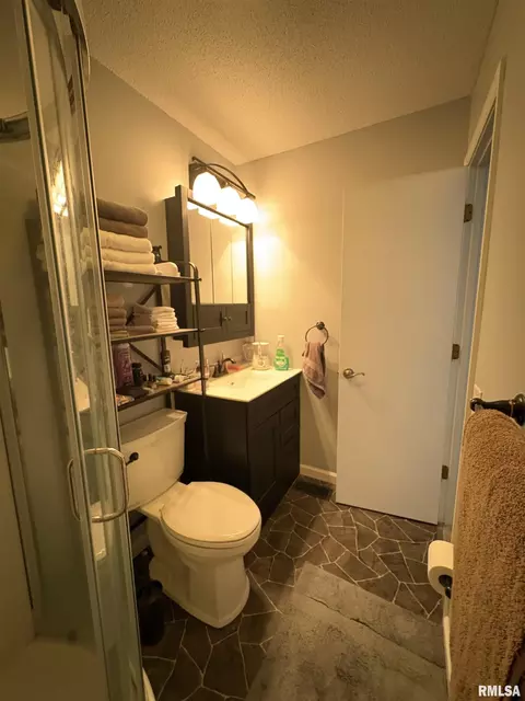Bath - 128 Volare Ln, Springfield, IL 62703 photo 1 of 3