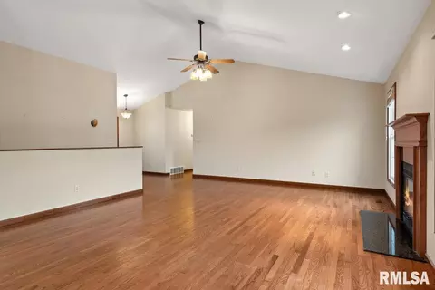 Living - 5404 Jaeger Dr, Springfield, IL 62711 photo 3 of 4