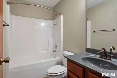 Bath - 5404 Jaeger Dr, Springfield, IL 62711 photo 1 of 3