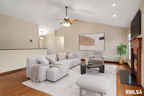 Living - 5404 Jaeger Dr, Springfield, IL 62711 photo 2 of 4