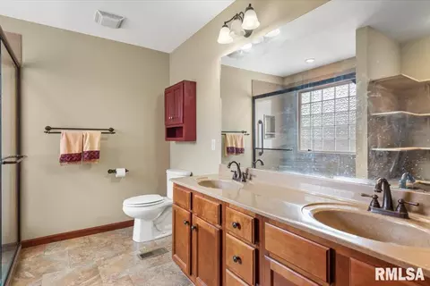 Bath - 5404 Jaeger Dr, Springfield, IL 62711 photo 2 of 3