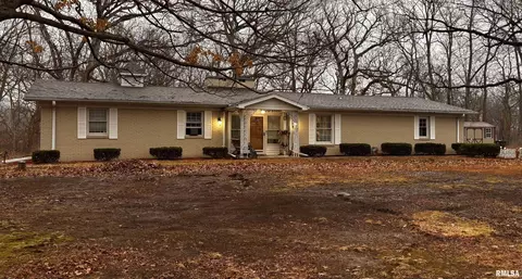 1125 Windcrest Acres, Galesburg, IL 61401