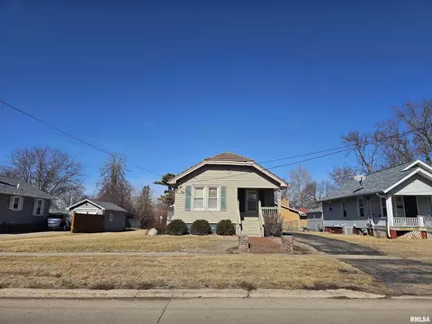 569 E 5th St, Galesburg, IL 61401