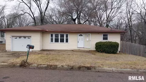 328 Randolph St, East Peoria, IL 61611