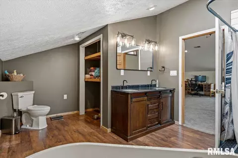 Bath - 1097 E 180 N Rd, Nokomis, IL 62075 photo 4 of 5