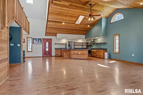 Living - 1097 E 180 N Rd, Nokomis, IL 62075 photo 4 of 5