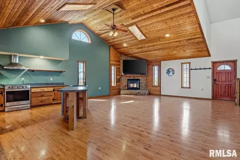 Living - 1097 E 180 N Rd, Nokomis, IL 62075 photo 3 of 5