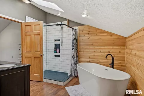 Bath - 1097 E 180 N Rd, Nokomis, IL 62075 photo 1 of 5