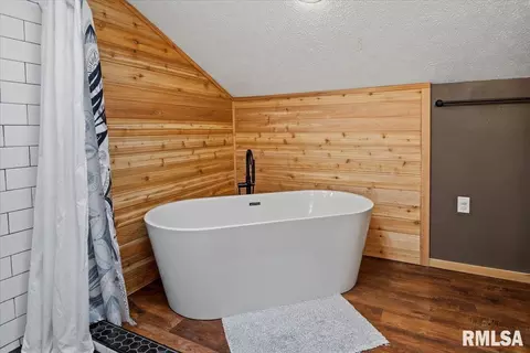 Bath - 1097 E 180 N Rd, Nokomis, IL 62075 photo 3 of 5