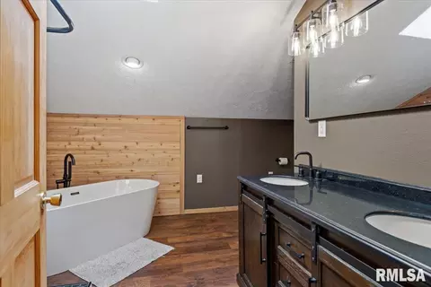 Bath - 1097 E 180 N Rd, Nokomis, IL 62075 photo 2 of 5
