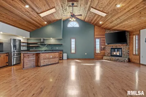 Living - 1097 E 180 N Rd, Nokomis, IL 62075 photo 2 of 5
