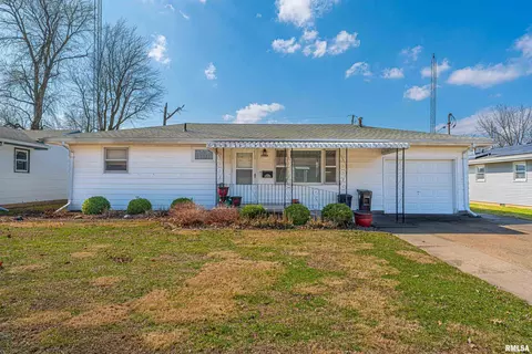 1037 N Madison St, Lincoln, IL 62656