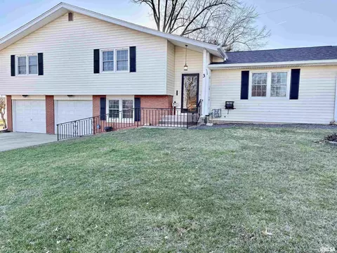 3 Newland Ln, Jacksonville, IL 62650