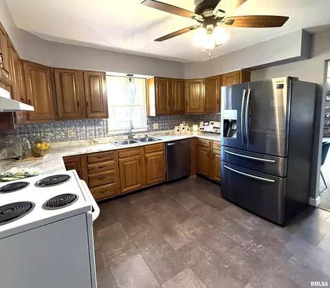 Kitchen - 206 Pine St, Ursa, IL 62376 photo 4 of 4