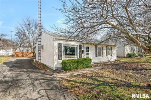 702 N Cheney St, Taylorville, IL 62568