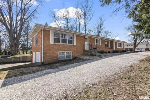 730 W Walnut St, Chatham, IL 62629