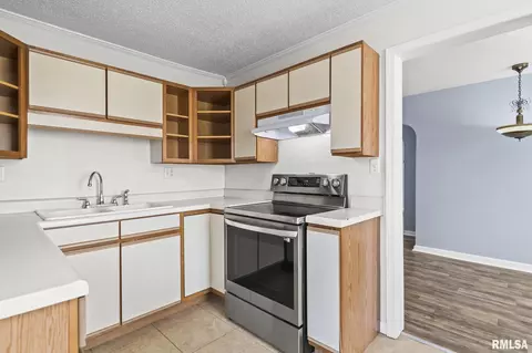Kitchen - 2321 S Pasfield St, Springfield, IL 62704 photo 2 of 4