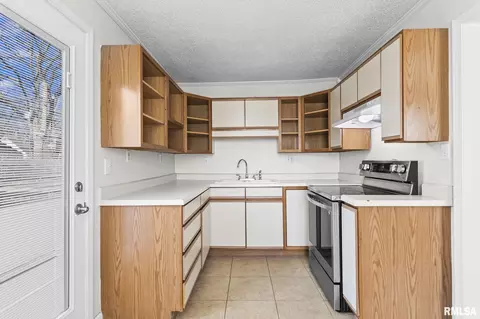Kitchen - 2321 S Pasfield St, Springfield, IL 62704 photo 1 of 4
