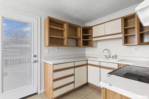 Kitchen - 2321 S Pasfield St, Springfield, IL 62704 photo 3 of 4