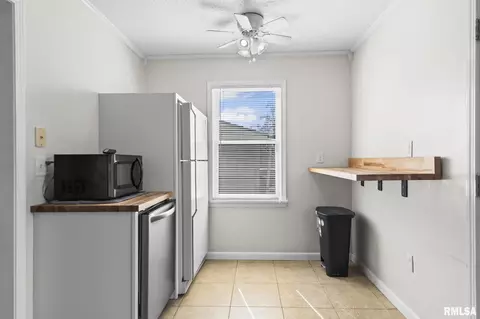 Kitchen - 2321 S Pasfield St, Springfield, IL 62704 photo 4 of 4